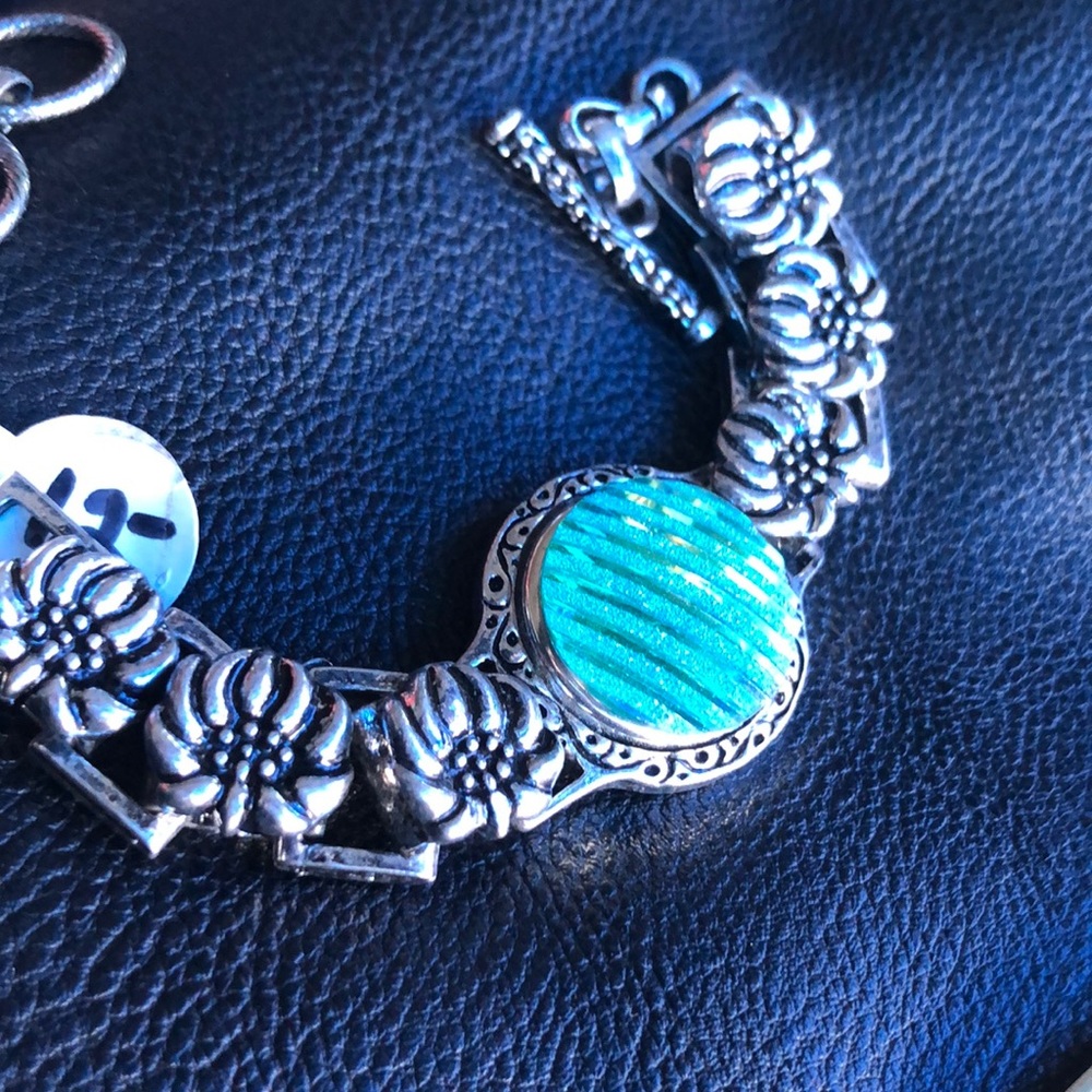 Interchangeable snap charm bracelet with 1 charm
